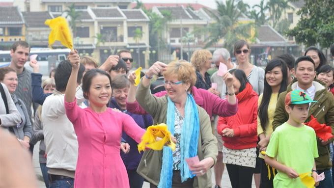 German tourists visit Hoi An in the new year - ảnh 1